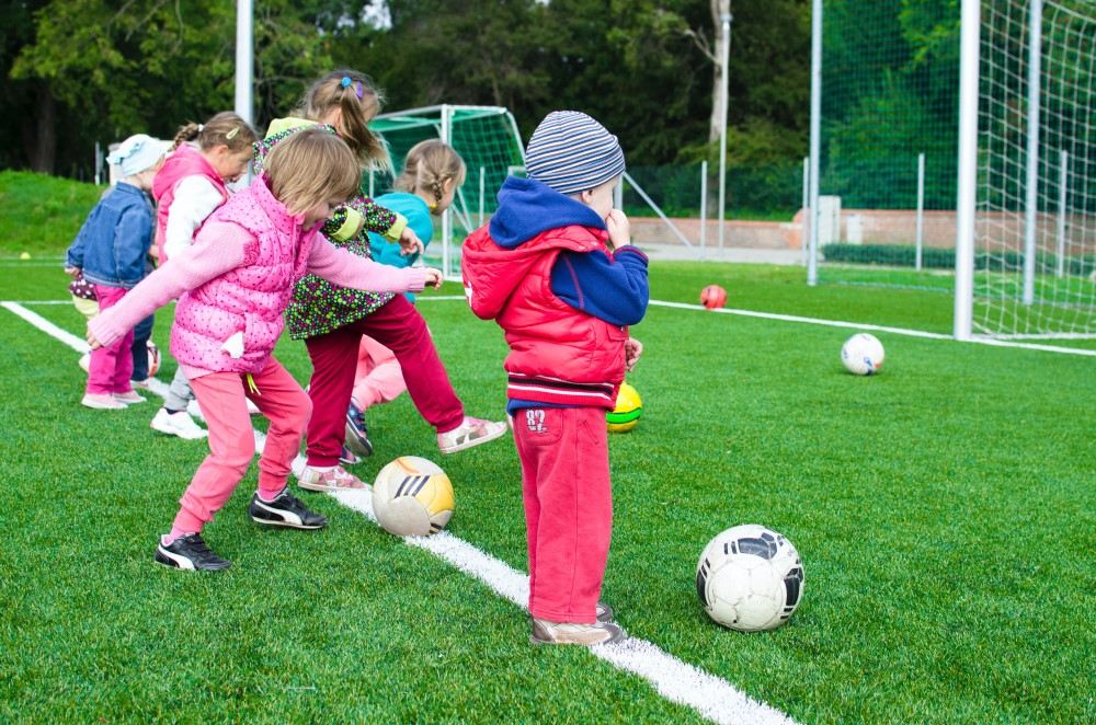 Gyerek focilabda: miért hasznos a gyerekkorban elkezdett sport?