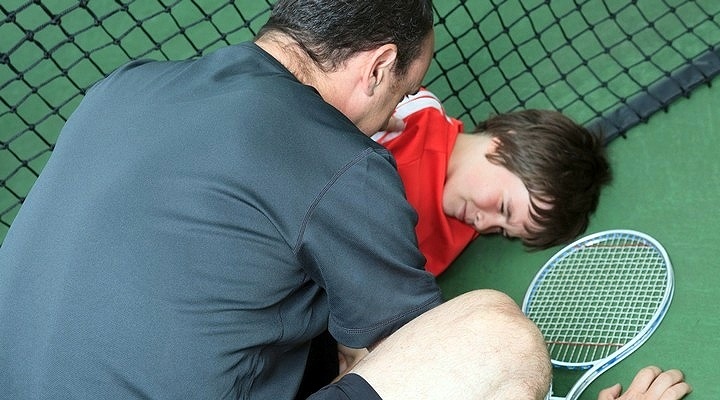 A teniszkönyök, a terheléses törés gyakori a lelkes fiatal teniszezők körében.