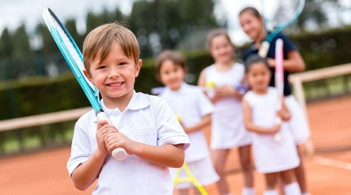 A különböző sportok kipróbálása rengeteg előnnyel jár gyerekkorban.