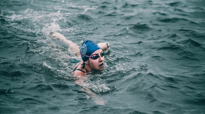 A hideg vízben úszás számos előnyt hordoz a mentális egészség szempontjából.
