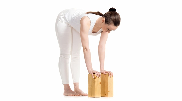A jógatégla használata a jóga-gyakorlatok során alkalmazott speciális eszköz.