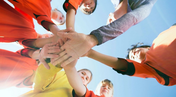 A szivacs kézilabda fejleszti a gyerekek együttműködési készségeit.